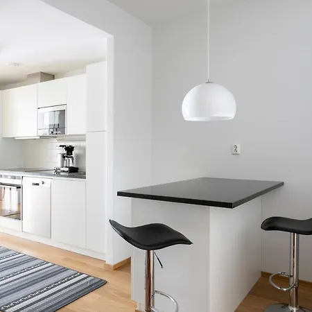2ndhomes Cozy 1br With Balcony By The Station