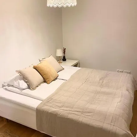 2ndhomes Cozy 1br With Balcony By The Station Apartment *