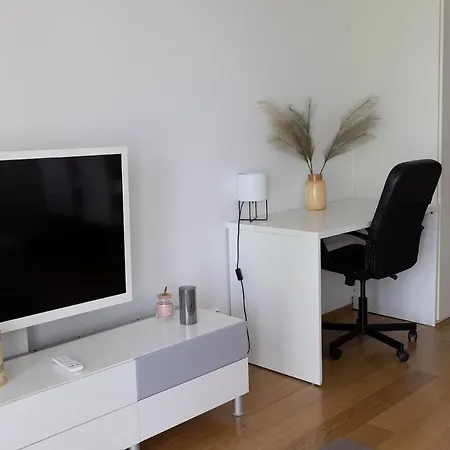 2ndhomes Cozy 1br With Balcony By The Station Apartment *